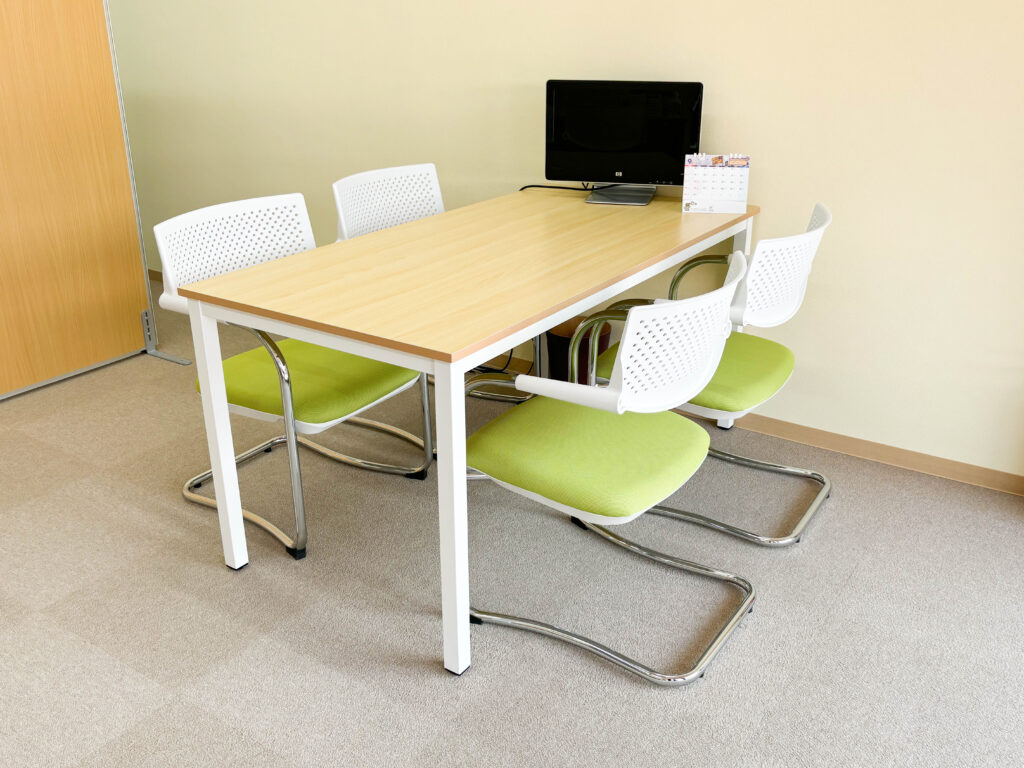 保険貯蓄ナビつくば店内の相談窓口の様子